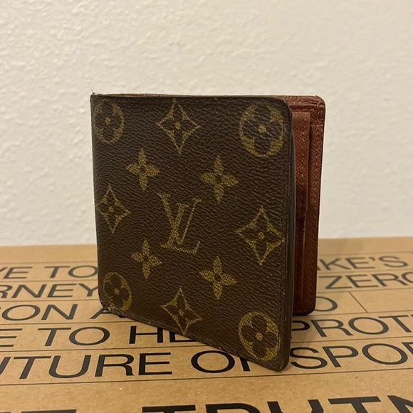Louie Vuitton wallet - Picture 1 of 5
